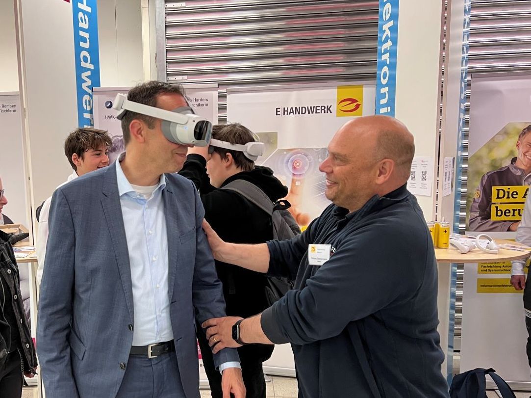 Thomas Zimmermann (rechts) präsentierte Thomas Dörflinger (links) über die VR-Brille die fünf Ausbildungsberufe im E-Handwerk. (Quelle: FV EIT BW)